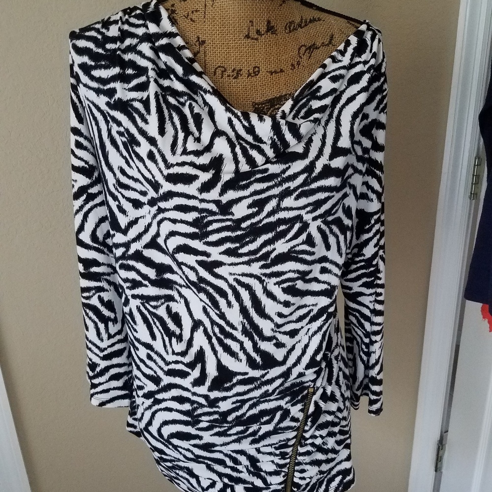 Blouse with zipper on right bottom